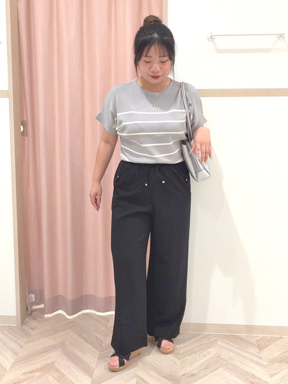 グレー系のニット/セーター、ブラック系のその他パンツ、ブラック系のサンダルを着用したレディースの夏コーディネートの3枚目の写真
