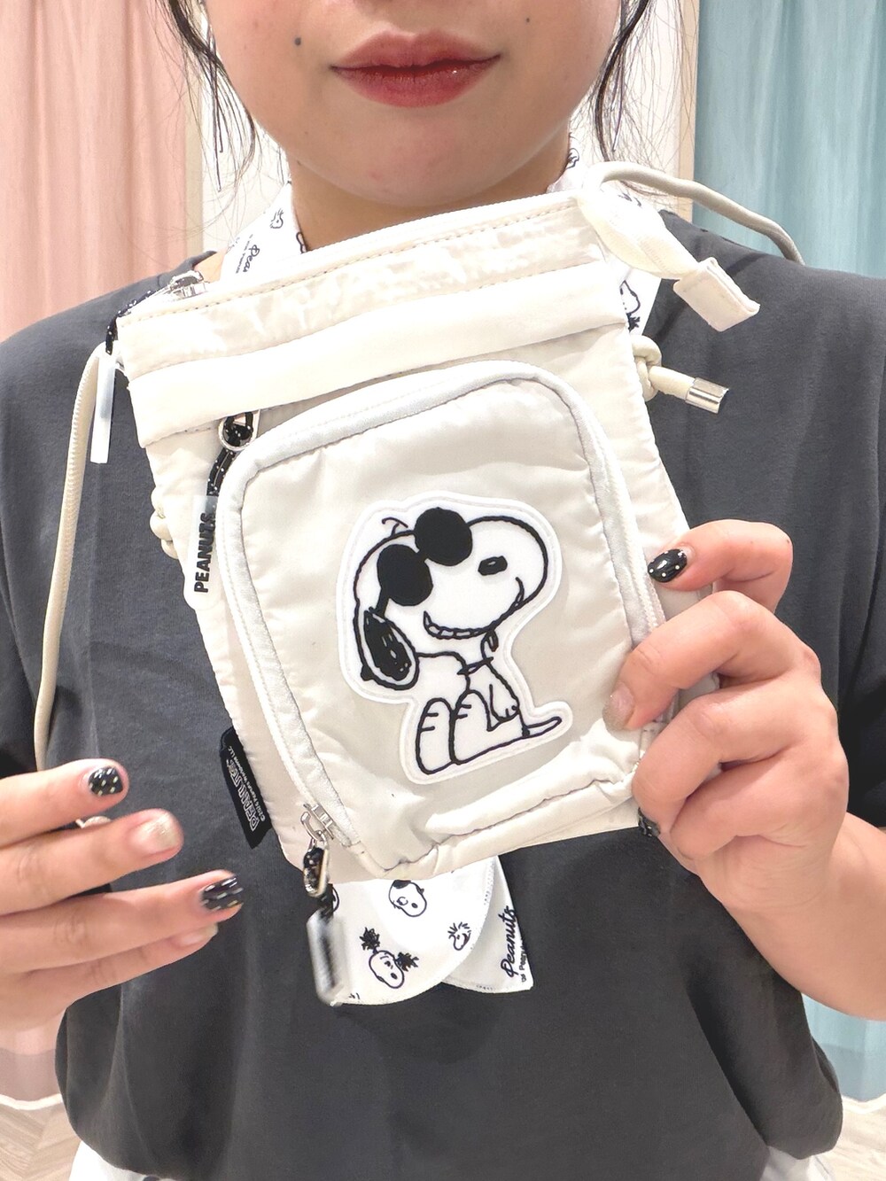 グレー系のTシャツ/カットソー、ホワイト系のその他パンツ、ホワイト系のバンダナ/スカーフを着用したレディースの夏コーディネートの8枚目の写真