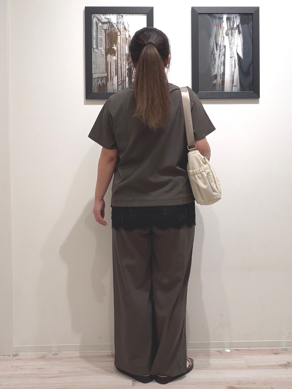 ブラウン系のシャツ/ブラウス、ブラウン系のその他パンツ、グレー系のサンダルを着用したレディースの夏コーディネートの5枚目の写真