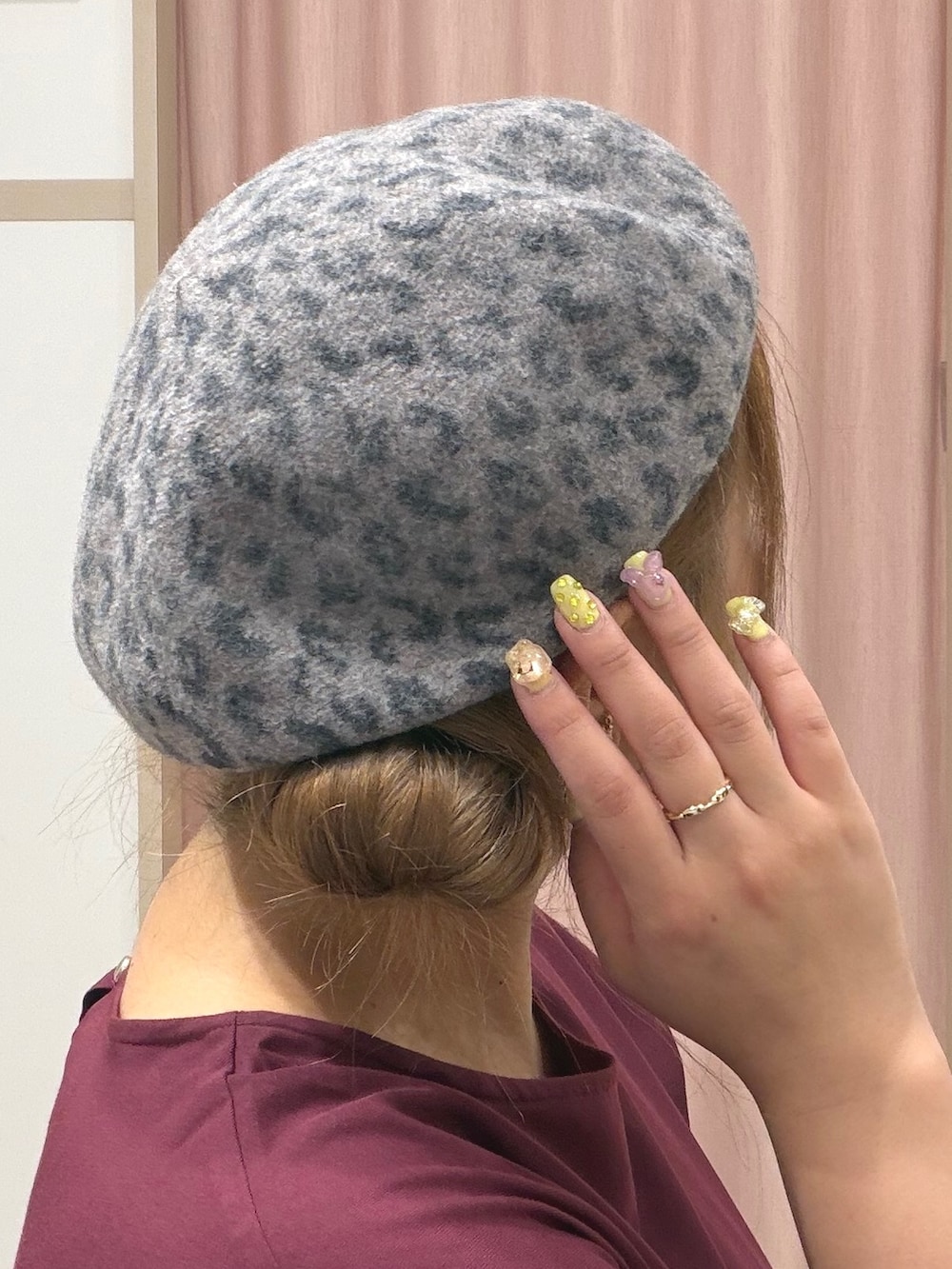 レッド系のシャツ/ブラウス、ブラック系のブーツ、レッド系のトートバッグを着用したレディースの秋コーディネートの8枚目の写真