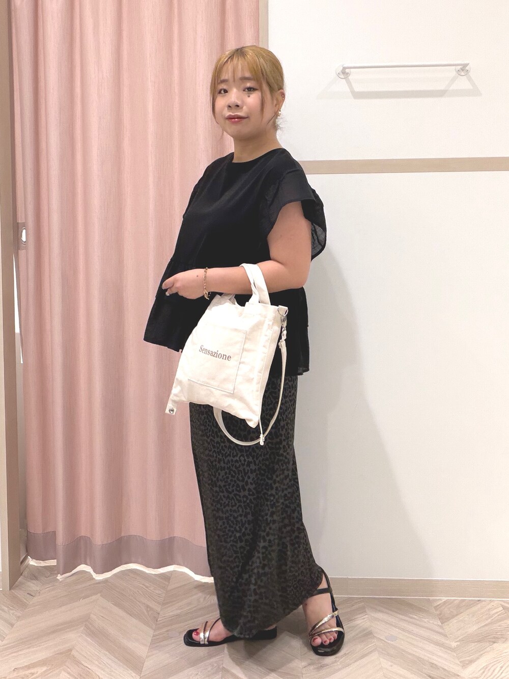 ブラック系のTシャツ/カットソー、グレー系のスカート、ホワイト系のトートバッグを着用したレディースの夏コーディネートの3枚目の写真