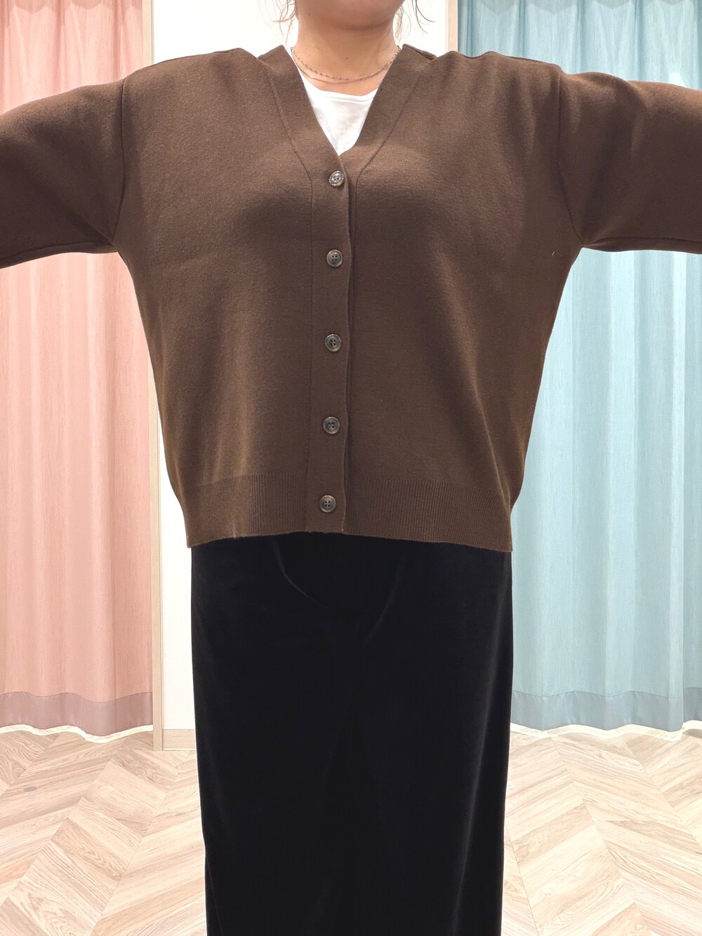 ホワイト系のTシャツ/カットソー、ブラウン系のカーディガン/ボレロ、ブラック系のその他パンツを着用したレディースの秋コーディネートの7枚目の写真