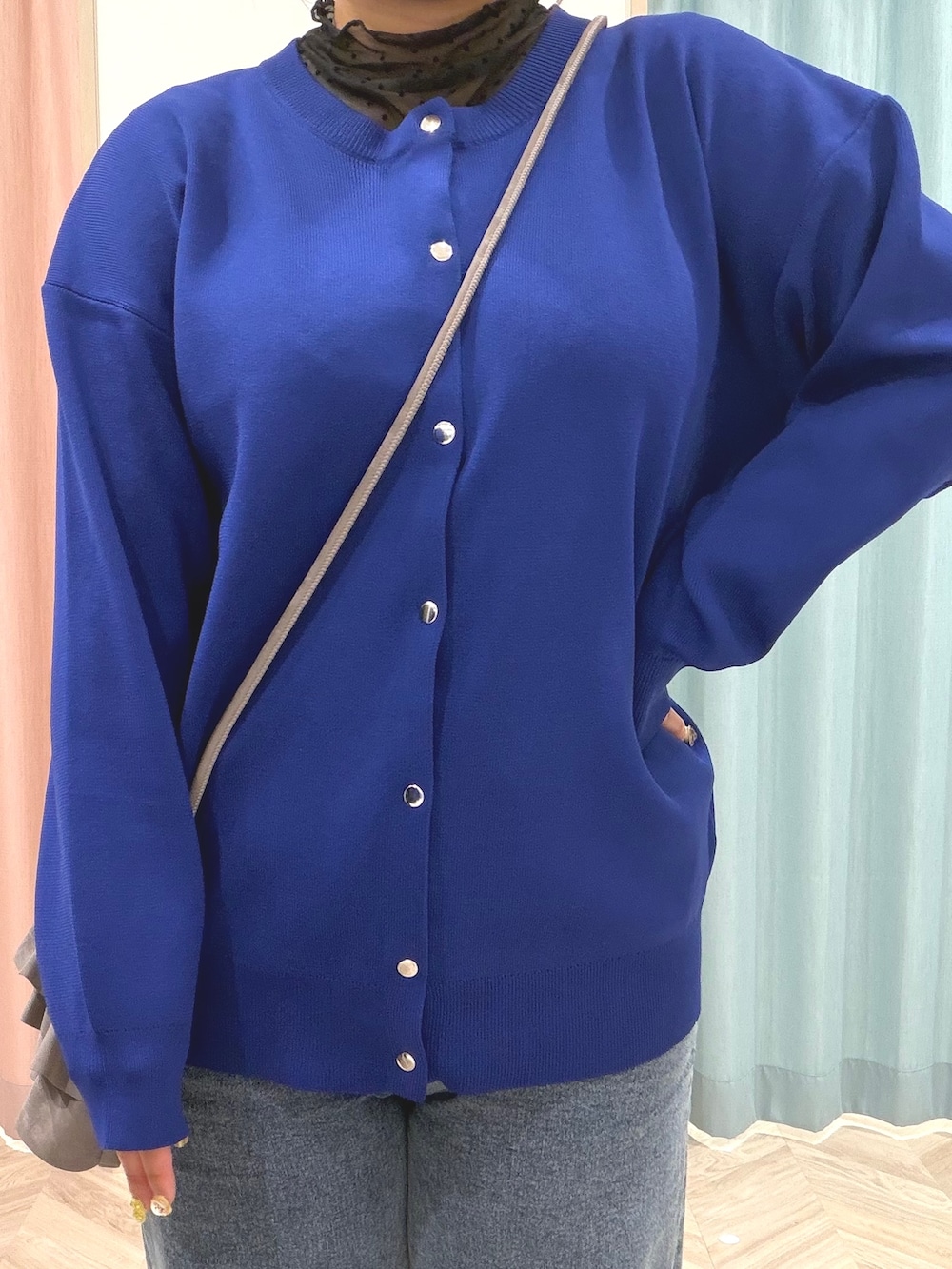 ブラック系のTシャツ/カットソー、ブルー系のカーディガン/ボレロ、ブルー系のデニムパンツを着用したレディースの秋コーディネートの8枚目の写真