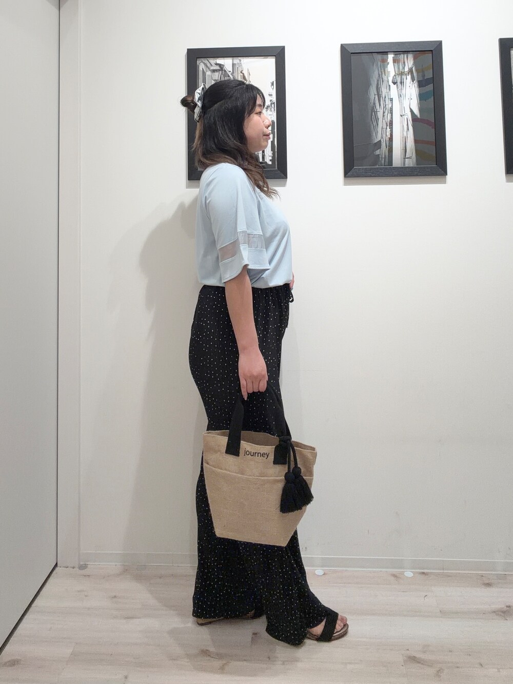 ブラック系のその他パンツ、ブラック系のサンダル、ブラック系のトートバッグを着用したレディースの春コーディネートの2枚目の写真