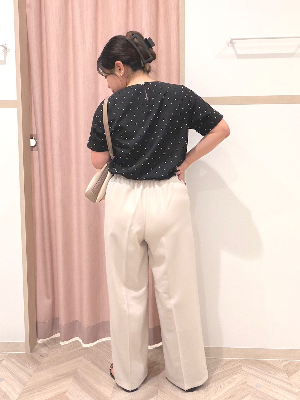 ブラック系のシャツ/ブラウス、ベージュ系のその他パンツ、ベージュ系のショルダーバッグを着用したレディースの夏コーディネートの5枚目の写真