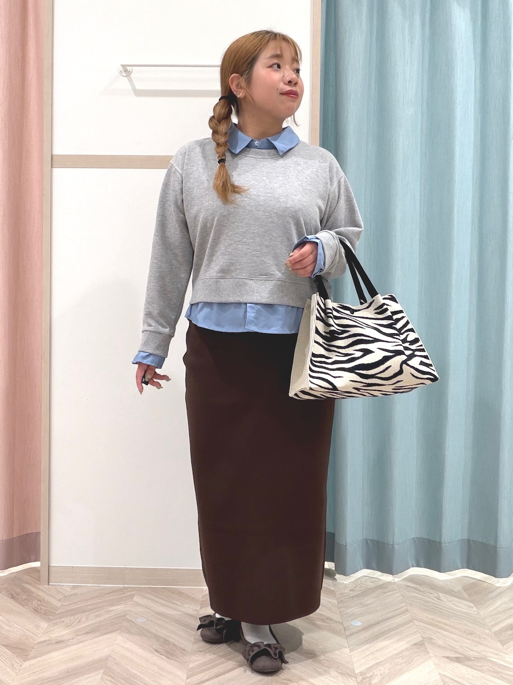 グレー系のTシャツ/カットソー、ブラウン系のスカート、ブラウン系のその他シューズを着用したレディースの秋コーディネートの2枚目の写真