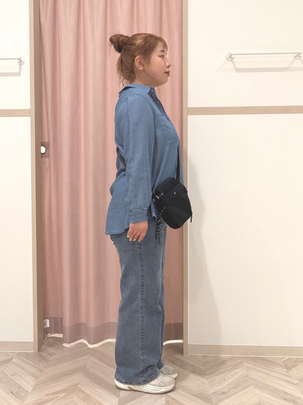 ゴールド系のタンクトップ、ブルー系のシャツ/ブラウス、ブルー系のデニムパンツを着用したレディースの夏コーディネートの4枚目の写真