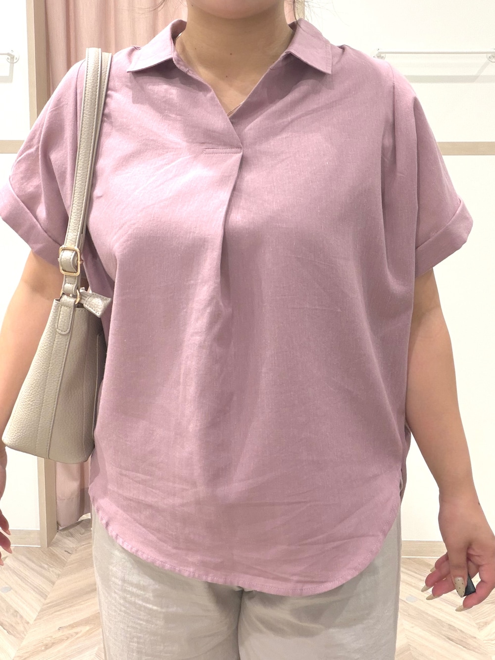 ピンク系のシャツ/ブラウス、ブラウン系のサンダル、ベージュ系のショルダーバッグを着用したレディースの夏コーディネートの5枚目の写真
