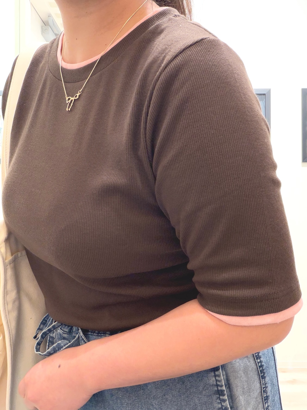 ブラウン系のTシャツ/カットソー、ブルー系のデニムパンツ、ホワイト系のサンダルを着用したレディースの夏コーディネートの4枚目の写真