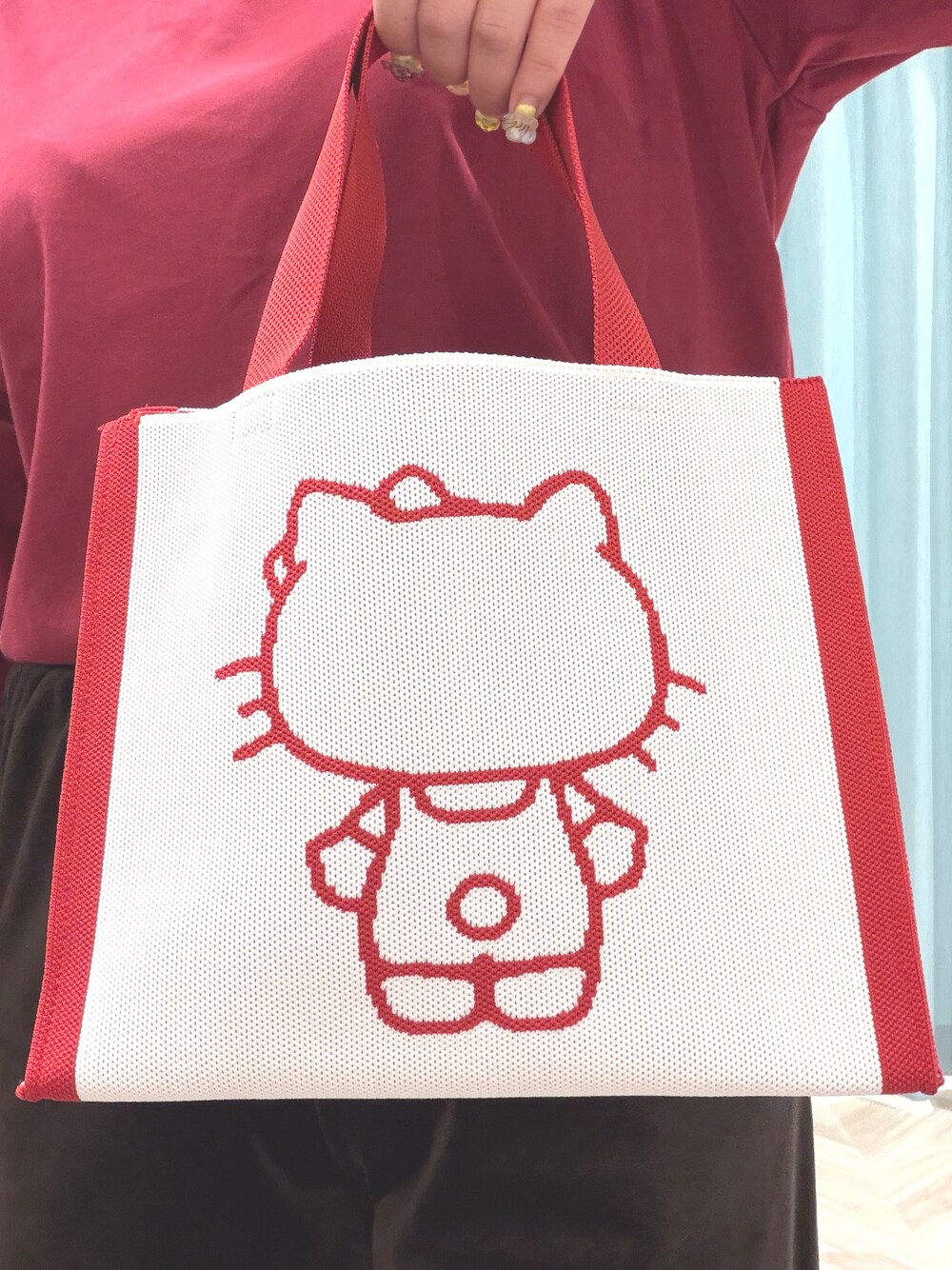 レッド系のTシャツ/カットソー、ブラウン系のその他パンツ、ベージュ系のスニーカーを着用したレディースの秋コーディネートの10枚目の写真