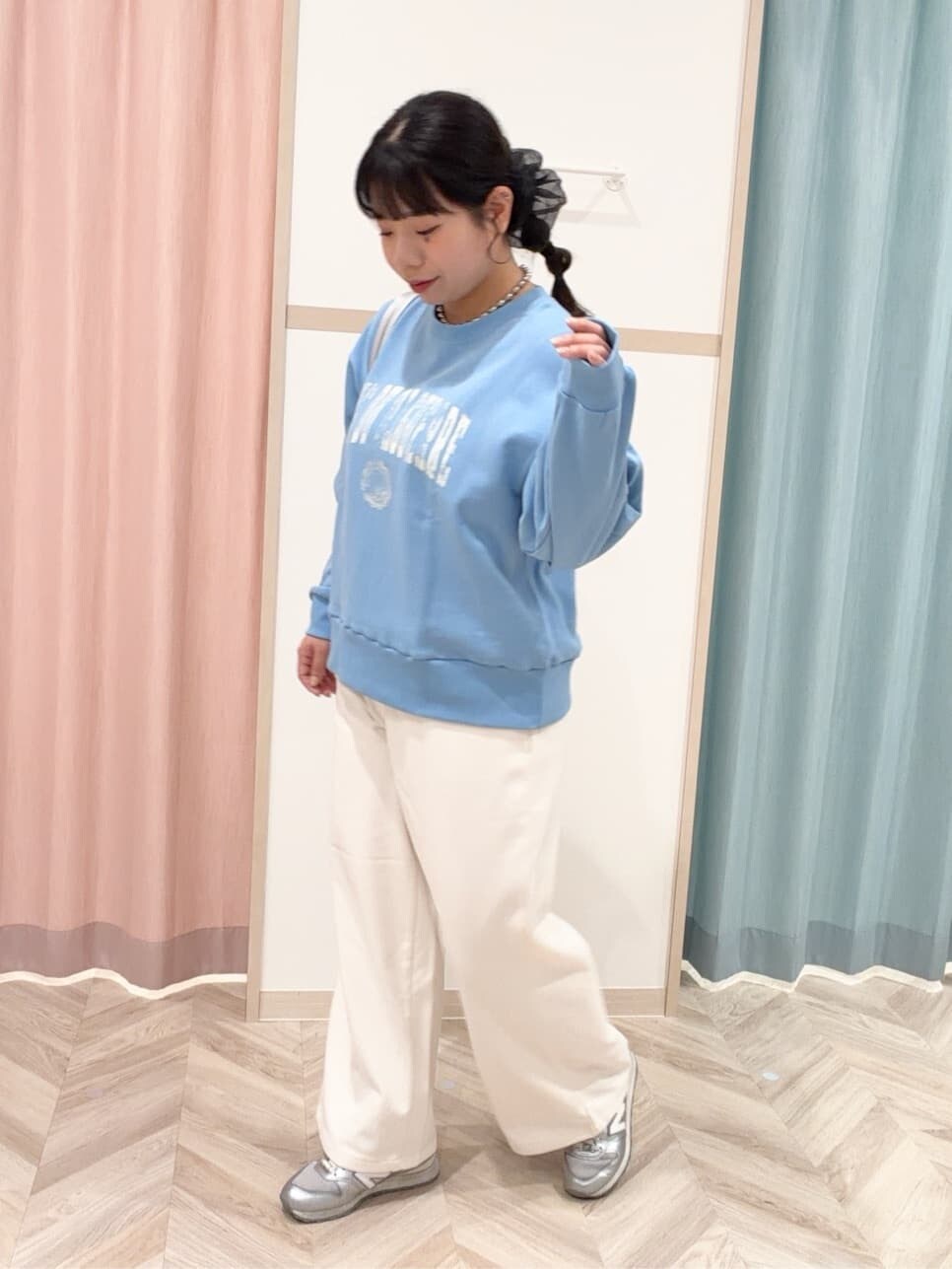 ホワイト系のその他パンツ、ホワイト系のブルゾン、ブルー系のスウェットを着用したレディースの冬コーディネートの6枚目の写真
