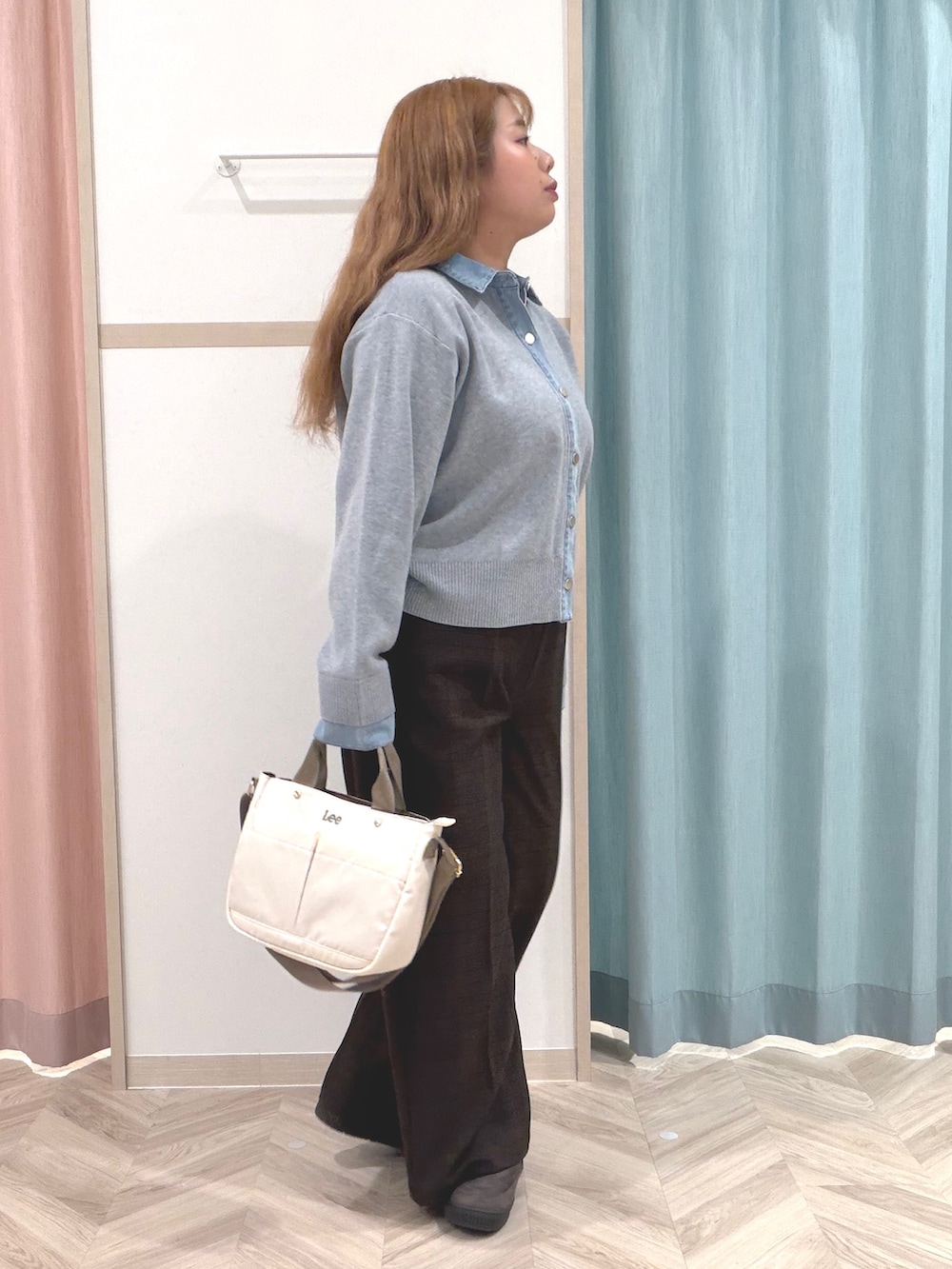 グレー系のカーディガン/ボレロ、ブラウン系のその他パンツ、ブラウン系のブーツを着用したレディースの秋コーディネートの5枚目の写真