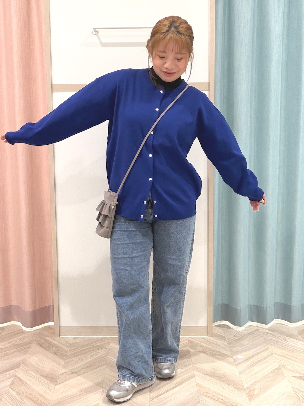 ブラック系のTシャツ/カットソー、ブルー系のカーディガン/ボレロ、ブルー系のデニムパンツを着用したレディースの秋コーディネートの3枚目の写真