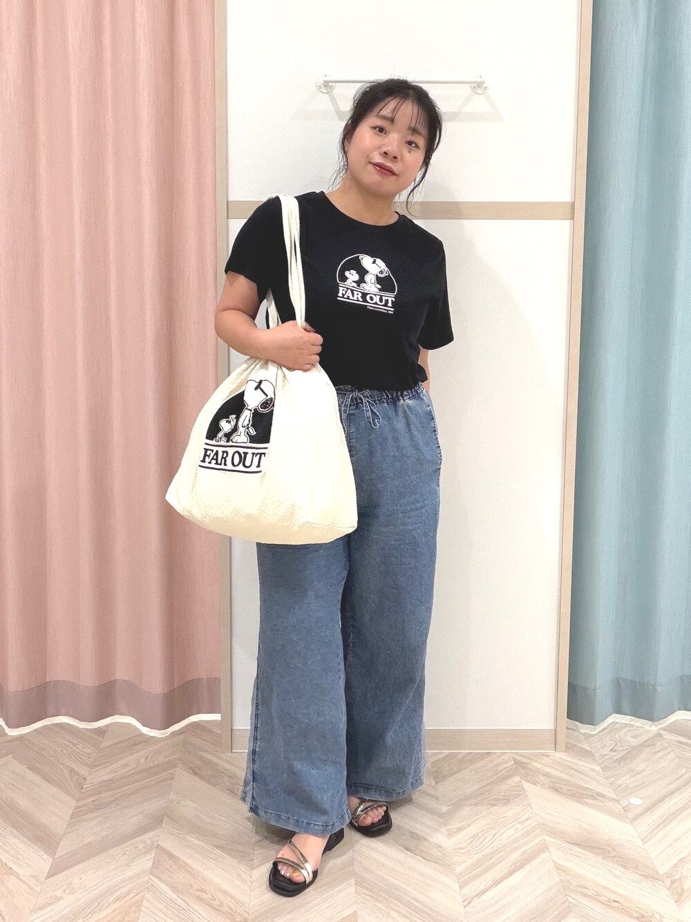 ブラック系のTシャツ/カットソー、ブルー系のデニムパンツ、ホワイト系のトートバッグを着用したレディースの夏コーディネートの3枚目の写真