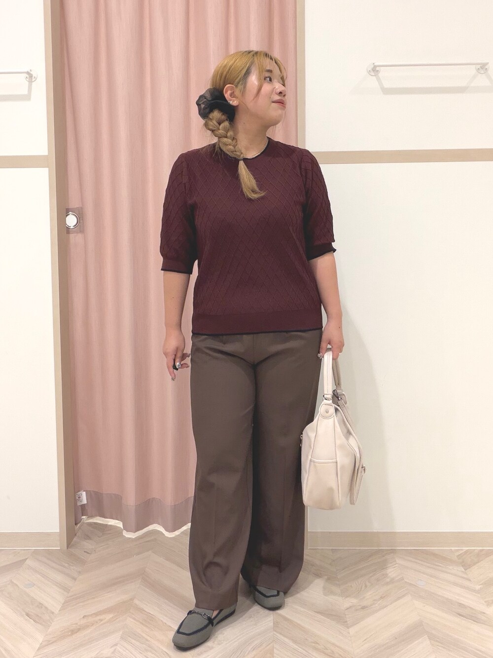 レッド系のニット/セーター、ブラウン系のその他パンツ、ブラック系のその他シューズを着用したレディースの夏コーディネートの2枚目の写真