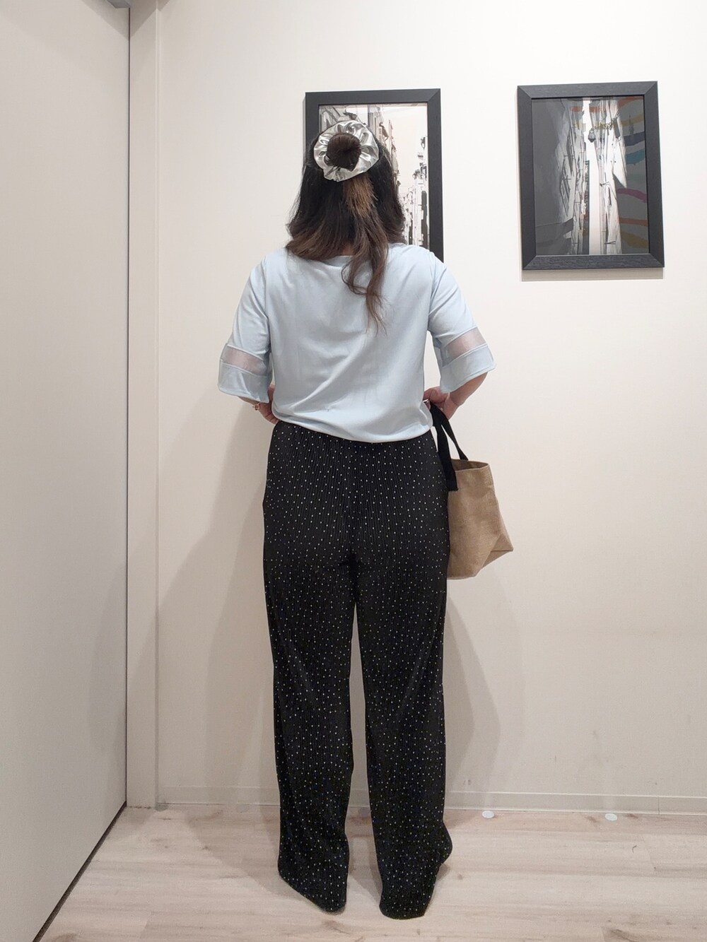 ブラック系のその他パンツ、ブラック系のサンダル、ブラック系のトートバッグを着用したレディースの春コーディネートの5枚目の写真