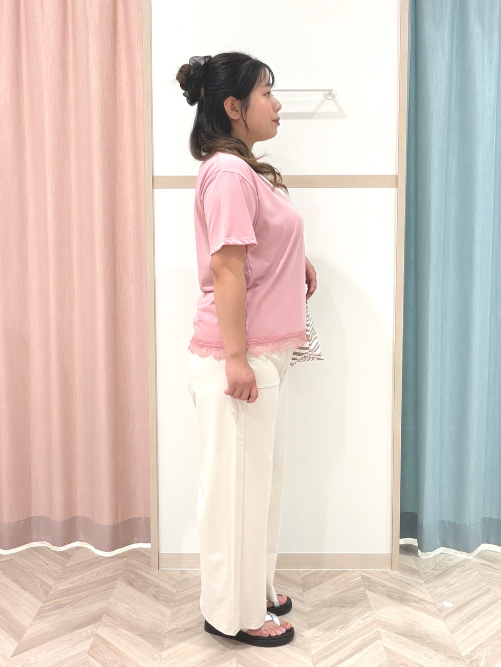 ピンク系のTシャツ/カットソー、ホワイト系のその他パンツ、シルバー系のサンダルを着用したレディースの夏コーディネートの4枚目の写真