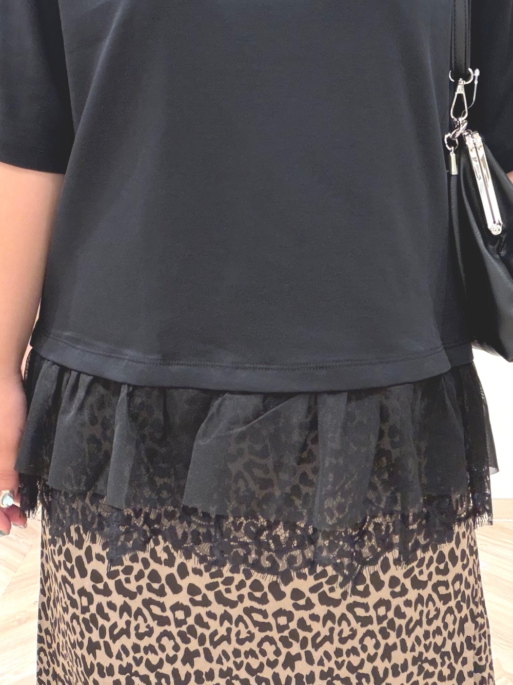ブラック系のTシャツ/カットソー、ブラウン系のスカートを着用したレディースの夏コーディネートの6枚目の写真