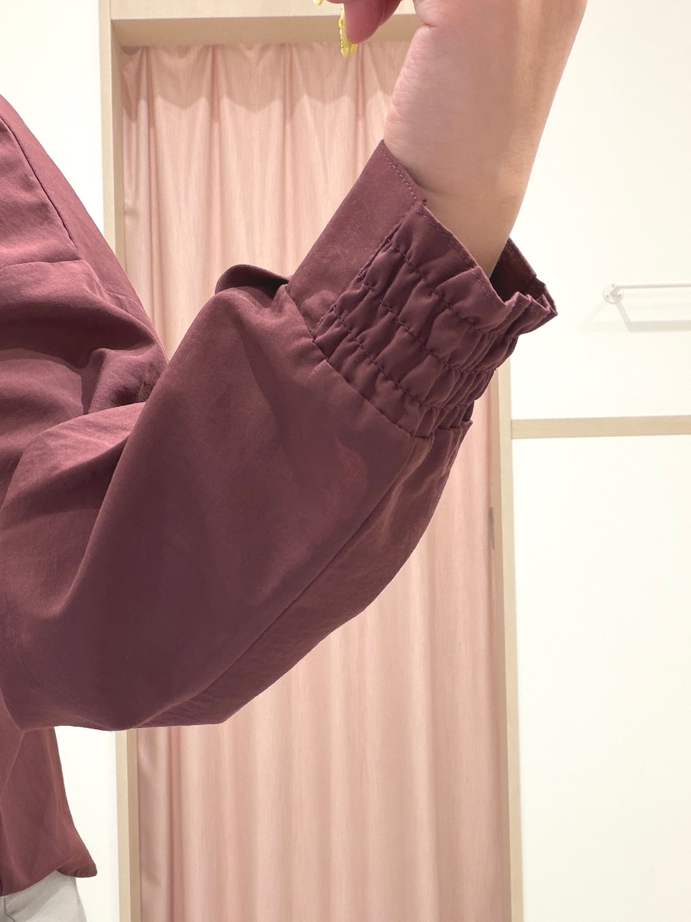 レッド系のシャツ/ブラウス、ベージュ系のその他パンツ、ブラック系のショルダーバッグを着用したレディースの秋コーディネートの9枚目の写真
