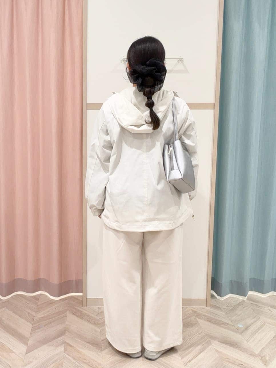 ホワイト系のその他パンツ、ホワイト系のブルゾン、ブルー系のスウェットを着用したレディースの冬コーディネートの4枚目の写真