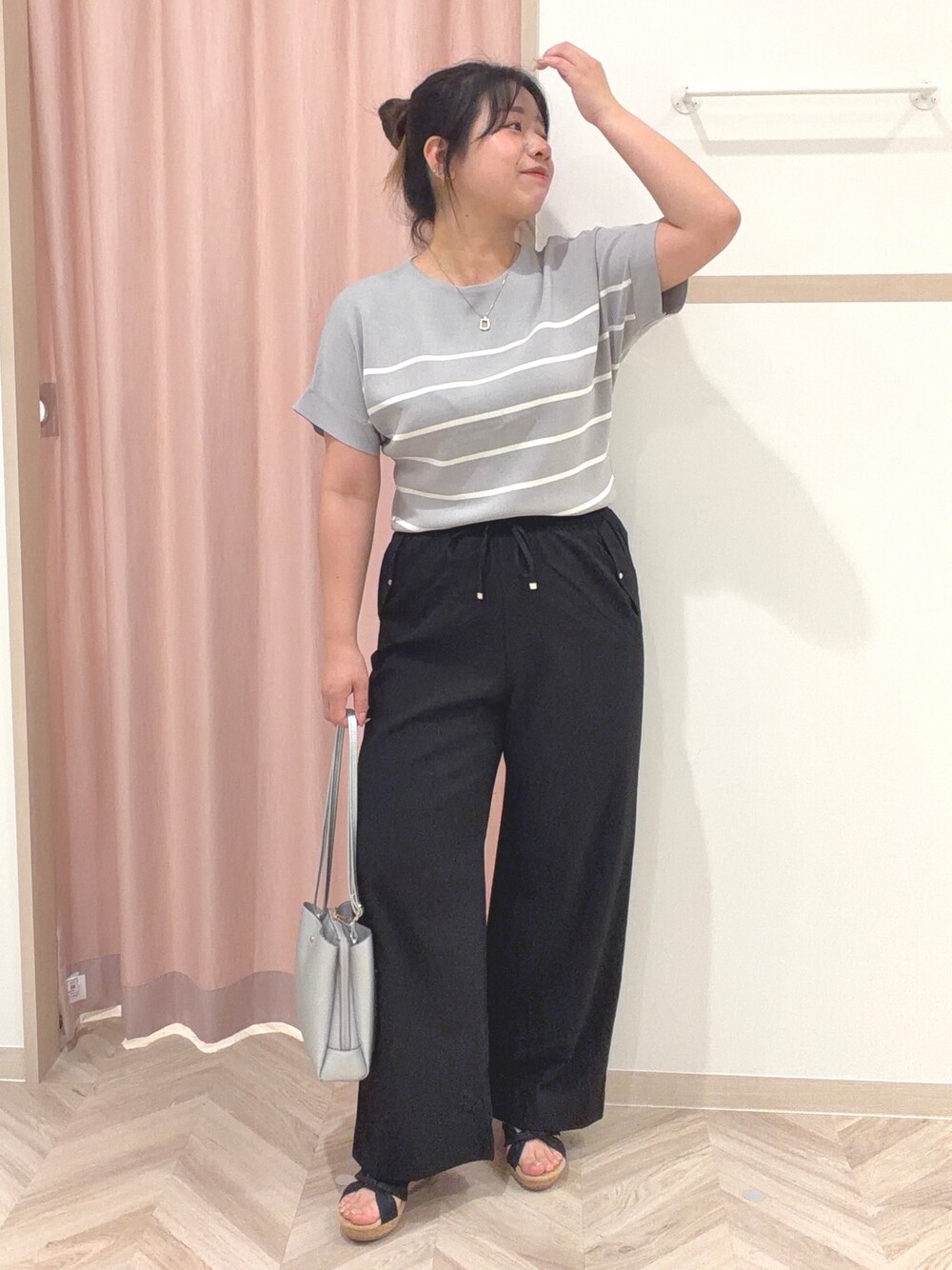 グレー系のニット/セーター、ブラック系のその他パンツ、ブラック系のサンダルを着用したレディースの夏コーディネートの2枚目の写真