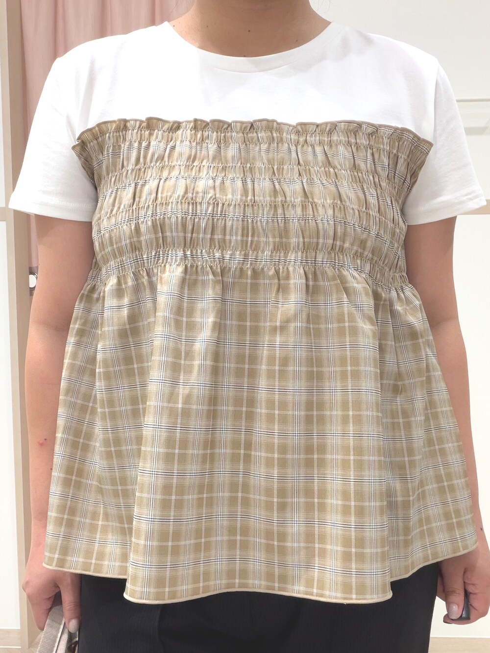 ベージュ系のTシャツ/カットソー、ブラック系のその他パンツ、ブラック系のサンダルを着用したレディースの夏コーディネートの7枚目の写真