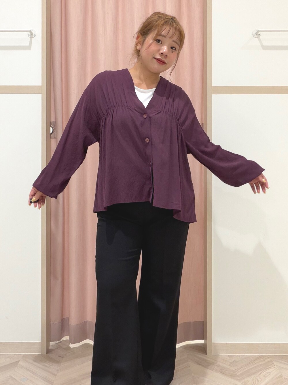 ブラック系のその他パンツ、シルバー系のショルダーバッグを着用したレディースの秋コーディネートの7枚目の写真