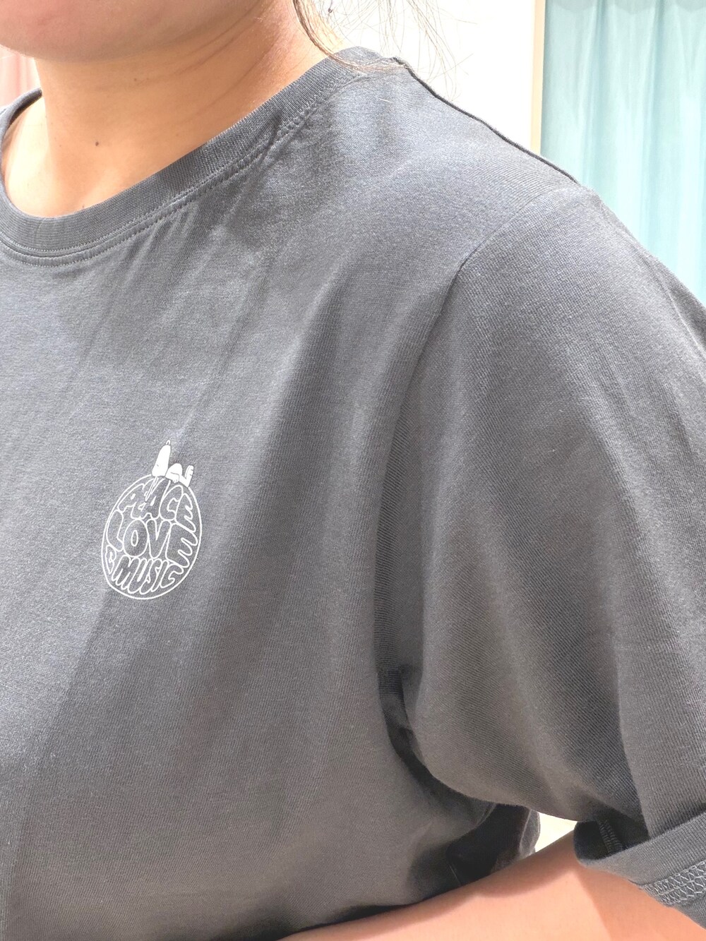 グレー系のTシャツ/カットソー、ホワイト系のその他パンツ、ホワイト系のバンダナ/スカーフを着用したレディースの夏コーディネートの7枚目の写真