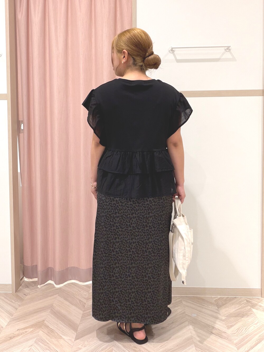 ブラック系のTシャツ/カットソー、グレー系のスカート、ホワイト系のトートバッグを着用したレディースの夏コーディネートの5枚目の写真