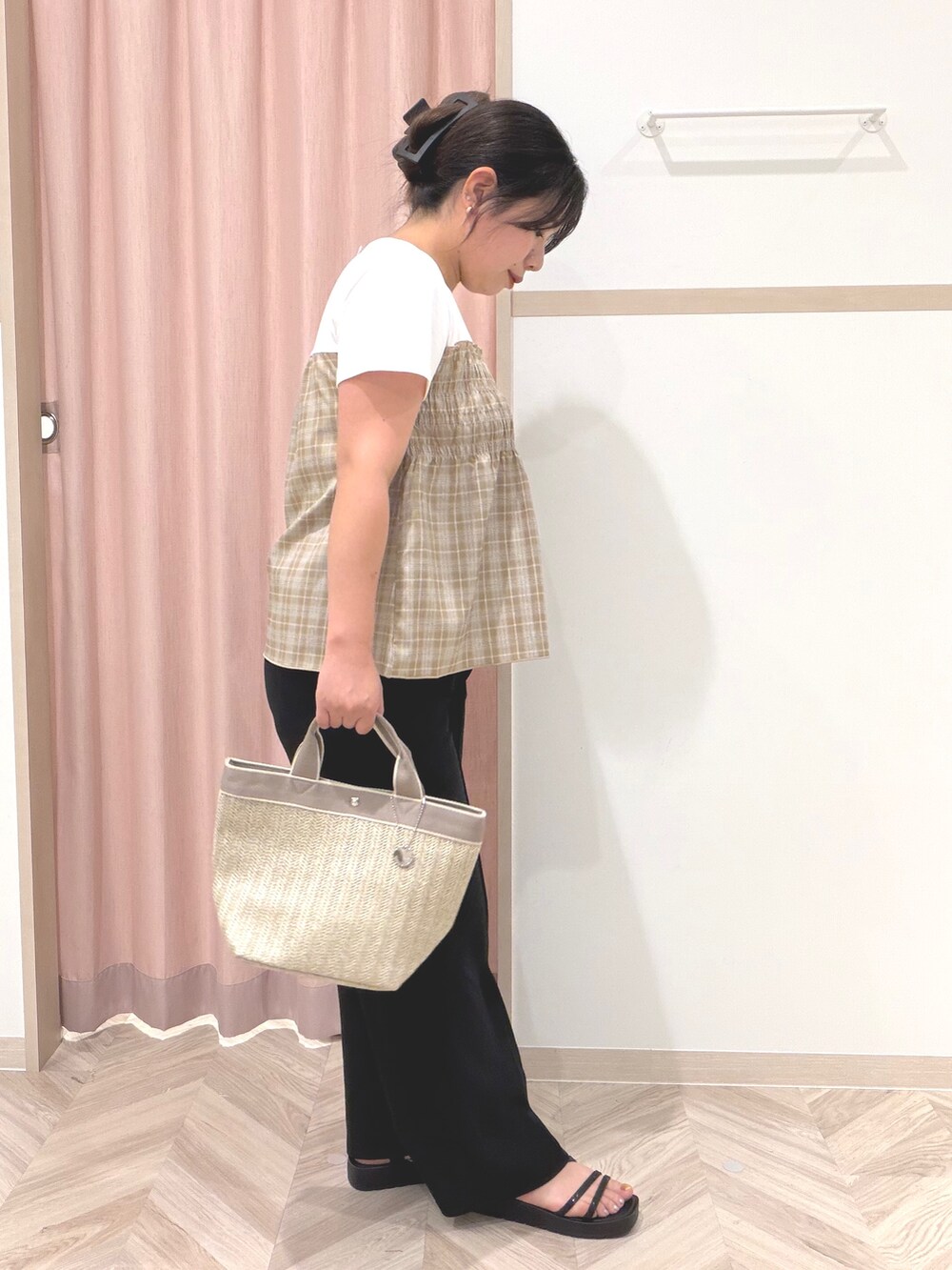 ベージュ系のTシャツ/カットソー、ブラック系のその他パンツ、ブラック系のサンダルを着用したレディースの夏コーディネートの5枚目の写真