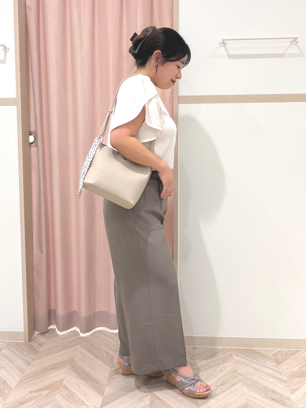 ベージュ系のTシャツ/カットソー、ブラウン系のその他パンツ、ブラウン系のサンダルを着用したレディースの夏コーディネートの3枚目の写真