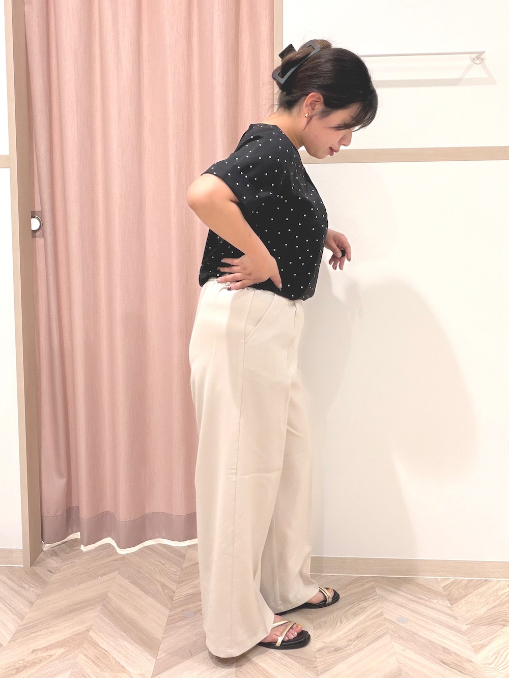 ブラック系のシャツ/ブラウス、ベージュ系のその他パンツ、ベージュ系のショルダーバッグを着用したレディースの夏コーディネートの3枚目の写真