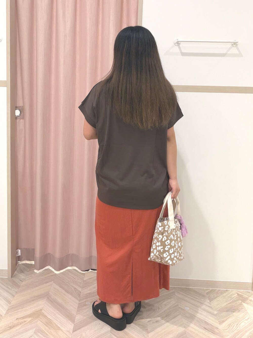 ブラウン系のTシャツ/カットソー、レッド系のスカート、ブラック系のサンダルを着用したレディースの夏コーディネートの5枚目の写真