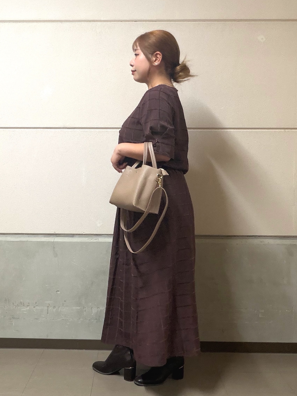 ブラウン系のシャツ/ブラウス、ブラウン系のスカート、ベージュ系のトートバッグを着用したレディースの秋コーディネートの2枚目の写真