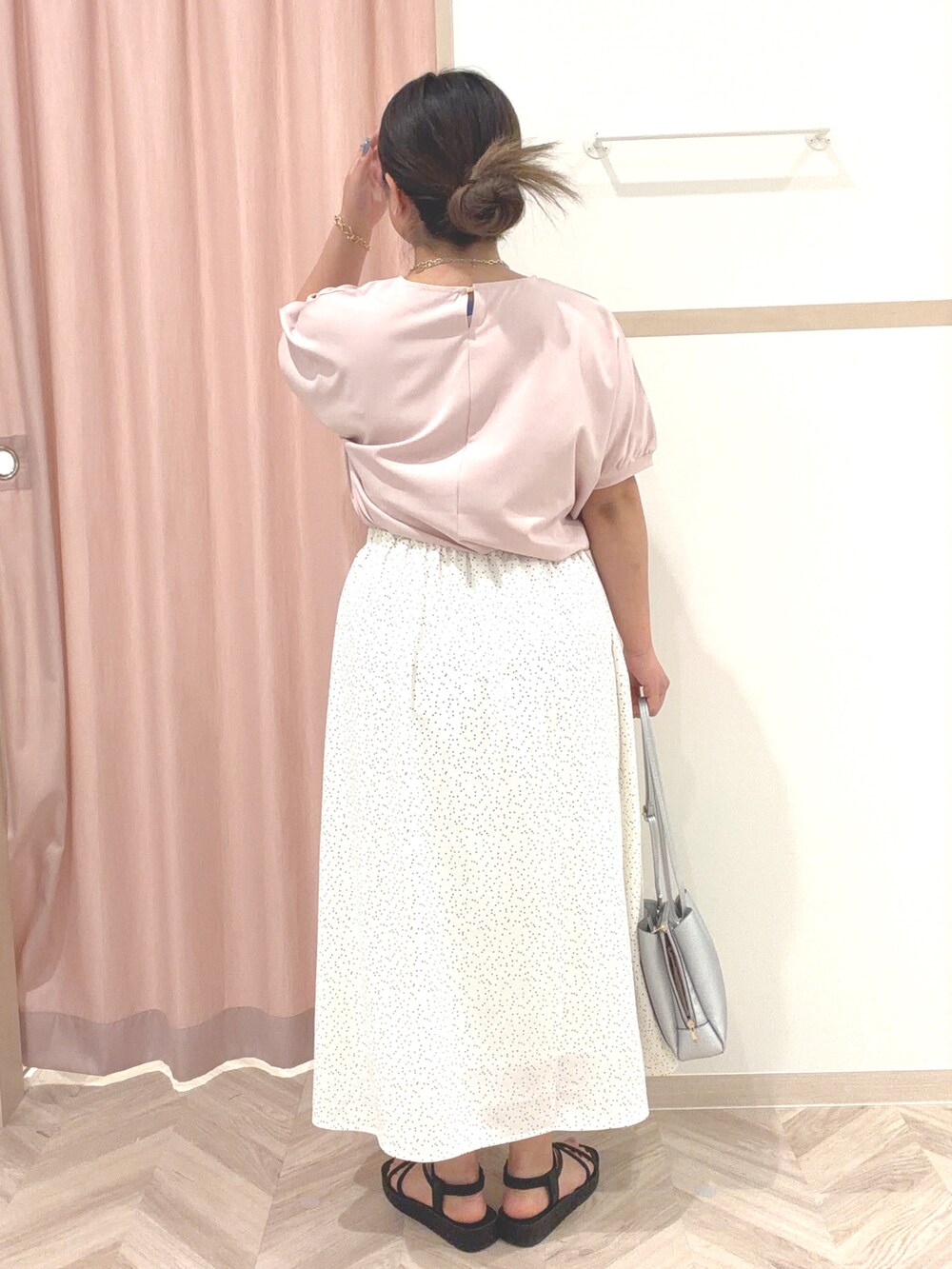 ピンク系のシャツ/ブラウス、ホワイト系のスカート、シルバー系のショルダーバッグを着用したレディースの春コーディネートの4枚目の写真