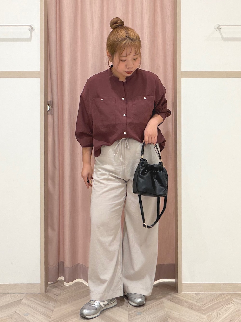 レッド系のシャツ/ブラウス、ベージュ系のその他パンツ、ブラック系のショルダーバッグを着用したレディースの秋コーディネートの2枚目の写真