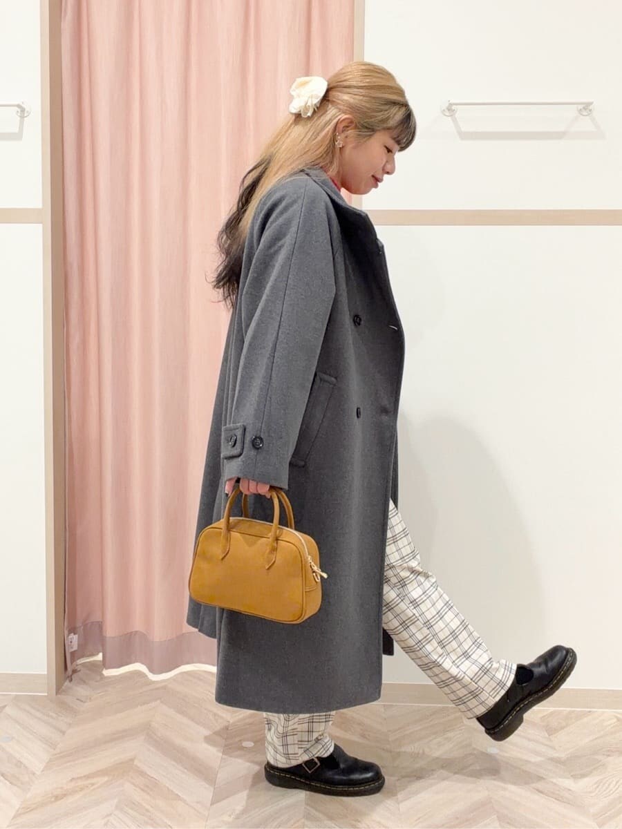 グレー系のその他アウター、オレンジ系のニット/セーター、グレー系のその他パンツを着用したレディースの冬コーディネートの4枚目の写真