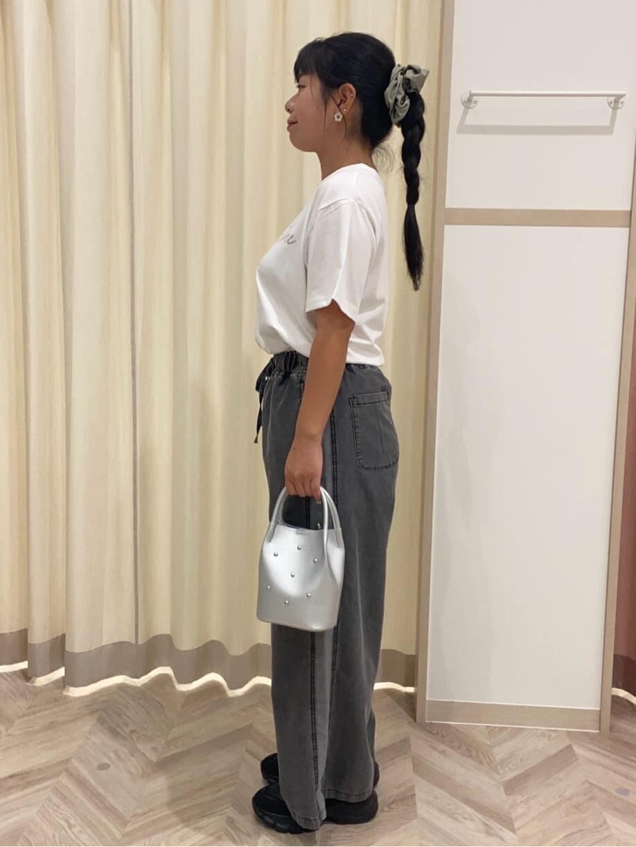 ホワイト系のTシャツ/カットソー、ブラック系のデニムパンツ、ブラック系のスニーカーを着用したレディースの秋コーディネートの2枚目の写真