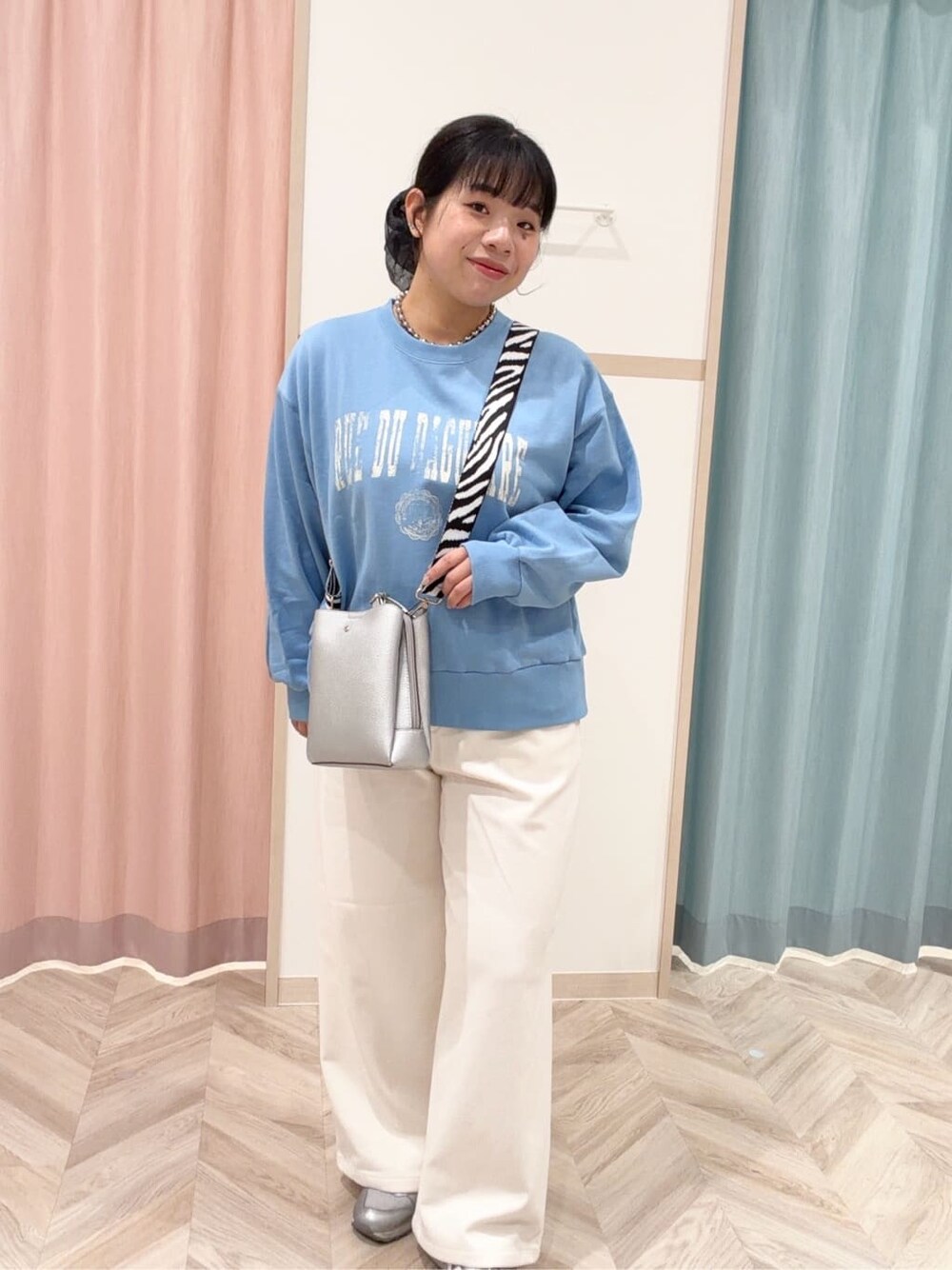 ホワイト系のその他パンツ、ホワイト系のブルゾン、ブルー系のスウェットを着用したレディースの冬コーディネートの7枚目の写真