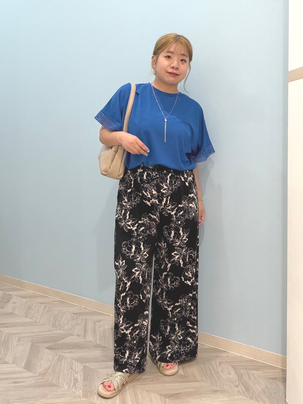 ブルー系のTシャツ/カットソー、ブラック系のその他パンツ、ゴールド系のサンダルを着用したレディースの夏コーディネートの2枚目の写真