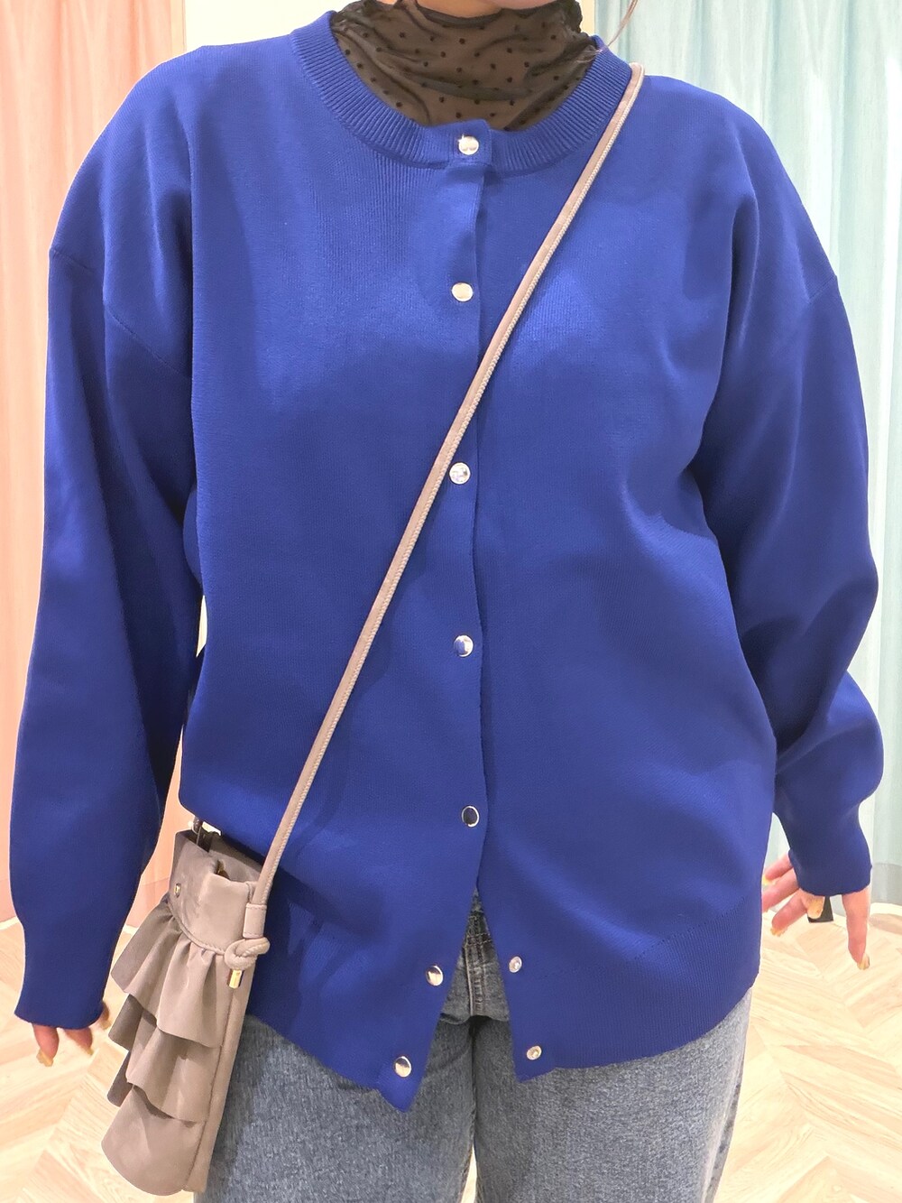 ブラック系のTシャツ/カットソー、ブルー系のカーディガン/ボレロ、ブルー系のデニムパンツを着用したレディースの秋コーディネートの7枚目の写真
