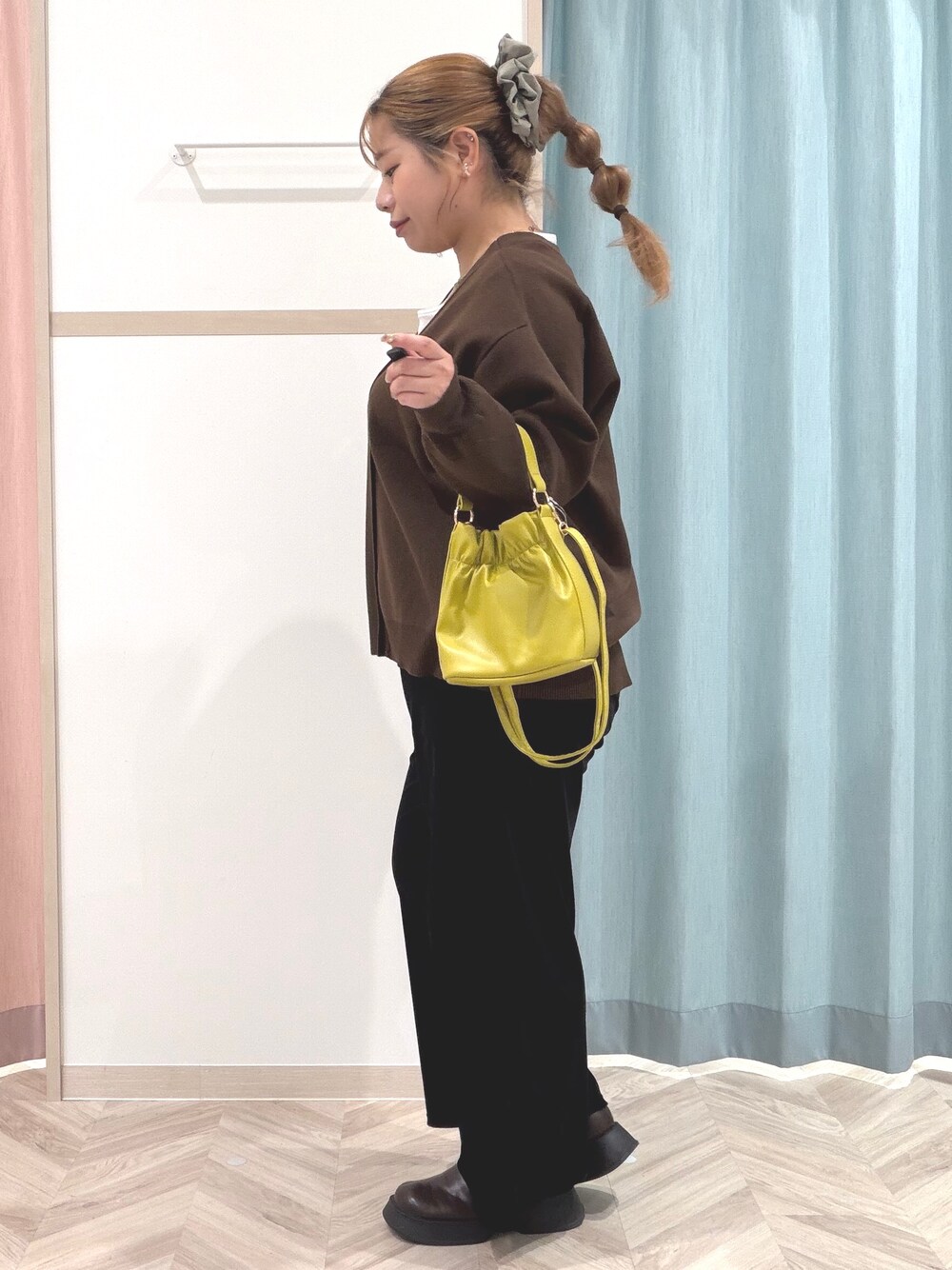 ホワイト系のTシャツ/カットソー、ブラウン系のカーディガン/ボレロ、ブラック系のその他パンツを着用したレディースの秋コーディネートの4枚目の写真