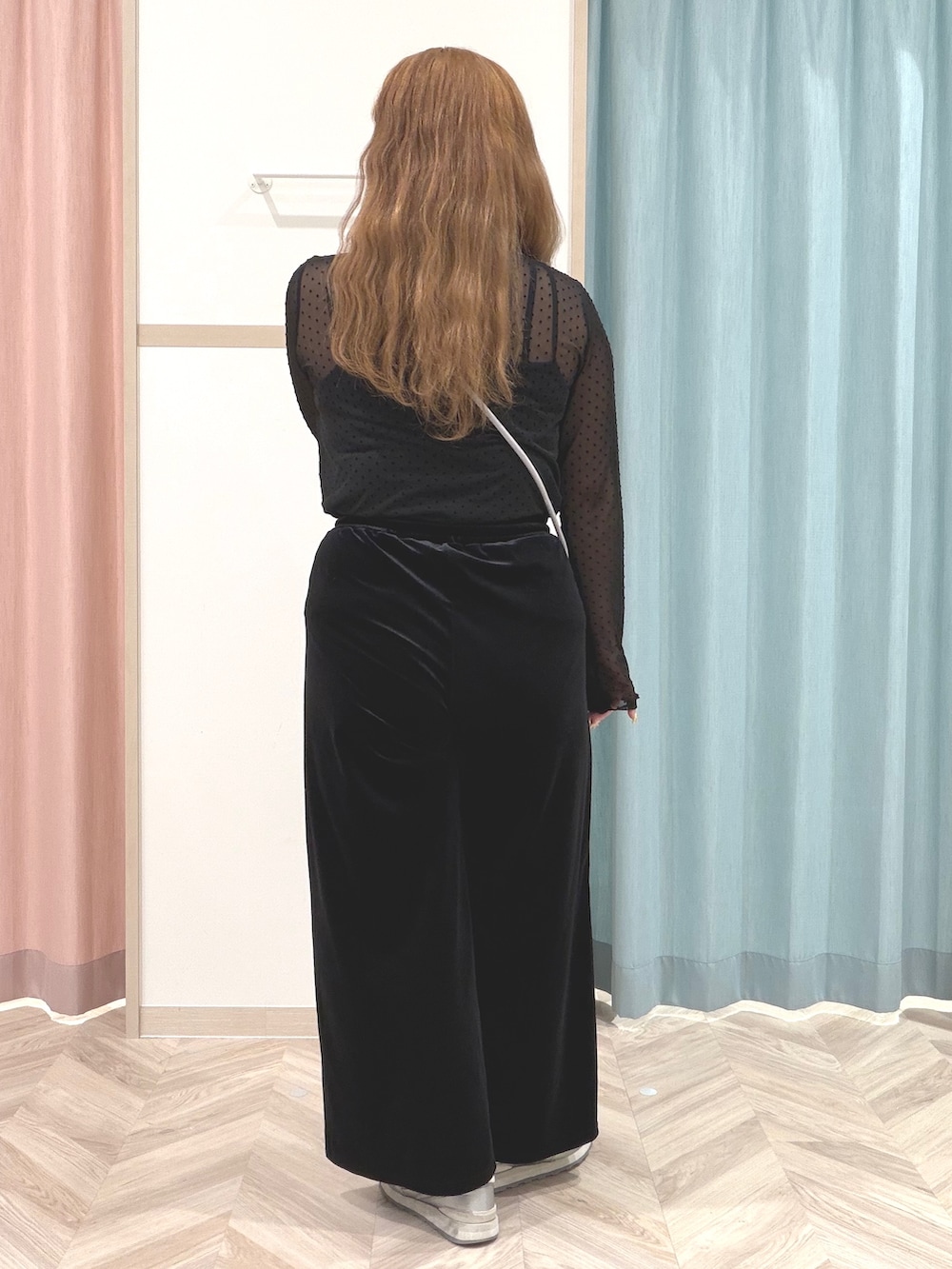 ブラック系のTシャツ/カットソー、ブラック系のその他パンツ、グレー系のショルダーバッグを着用したレディースの秋コーディネートの5枚目の写真