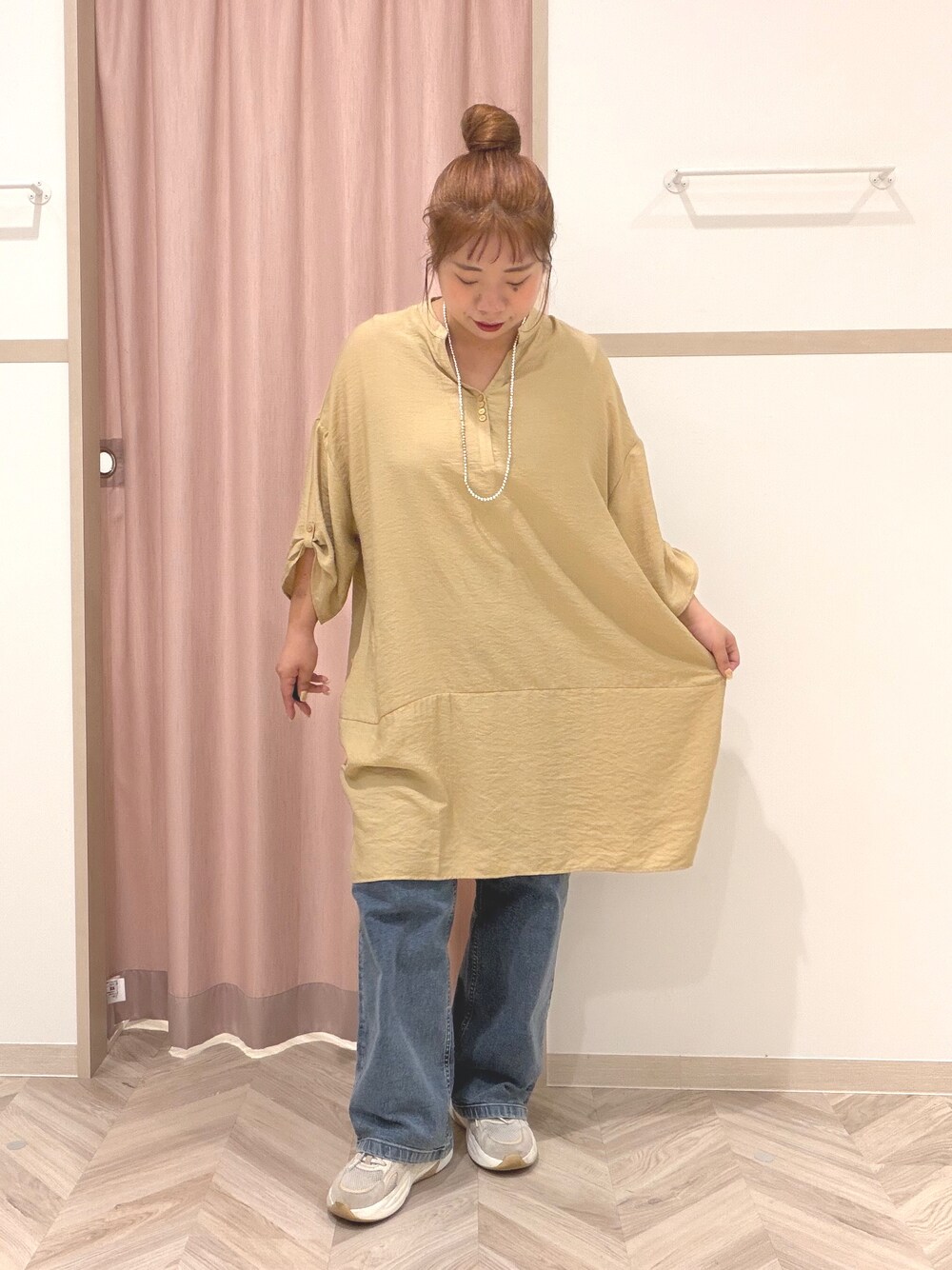 イエロー系のワンピース、ブルー系のデニムパンツ、ベージュ系のショルダーバッグを着用したレディースの夏コーディネートの8枚目の写真