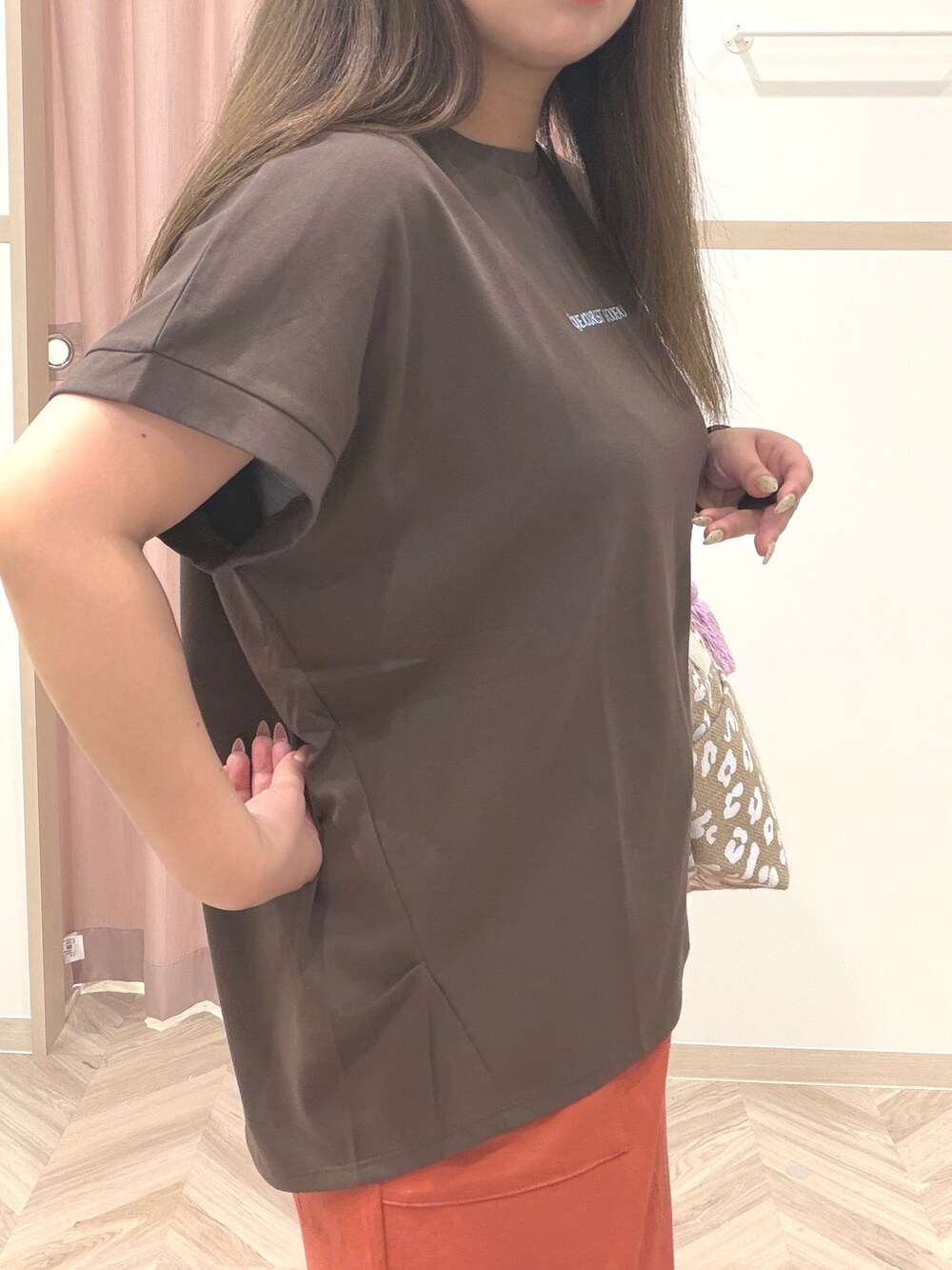 ブラウン系のTシャツ/カットソー、レッド系のスカート、ブラック系のサンダルを着用したレディースの夏コーディネートの6枚目の写真