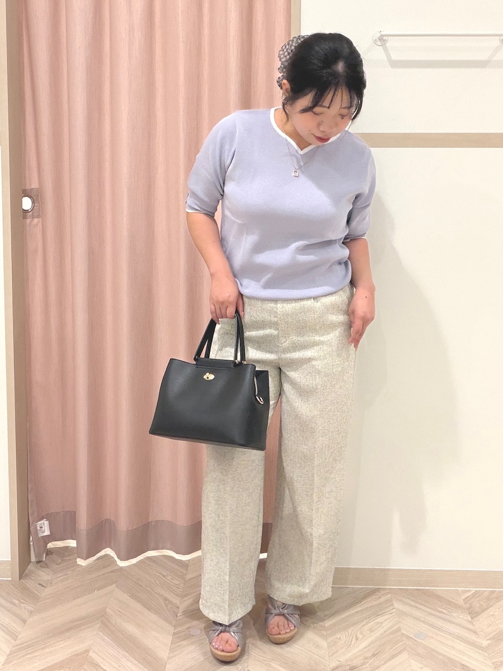 パープル系のニット/セーター、ホワイト系のその他パンツ、ブラウン系のサンダルを着用したレディースの夏コーディネートの2枚目の写真