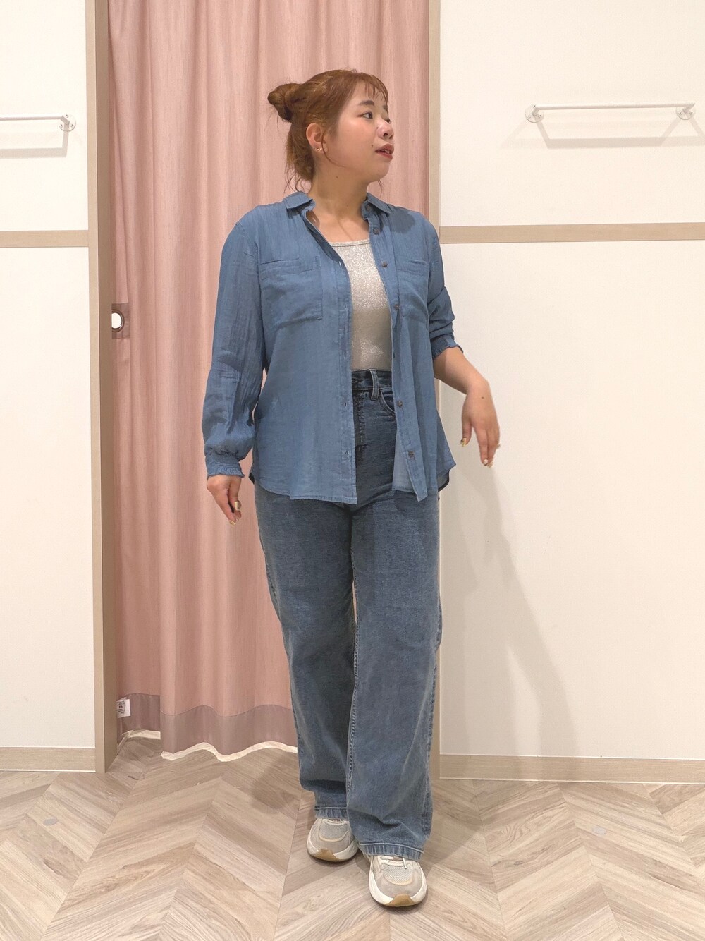 ゴールド系のタンクトップ、ブルー系のシャツ/ブラウス、ブルー系のデニムパンツを着用したレディースの夏コーディネートの10枚目の写真