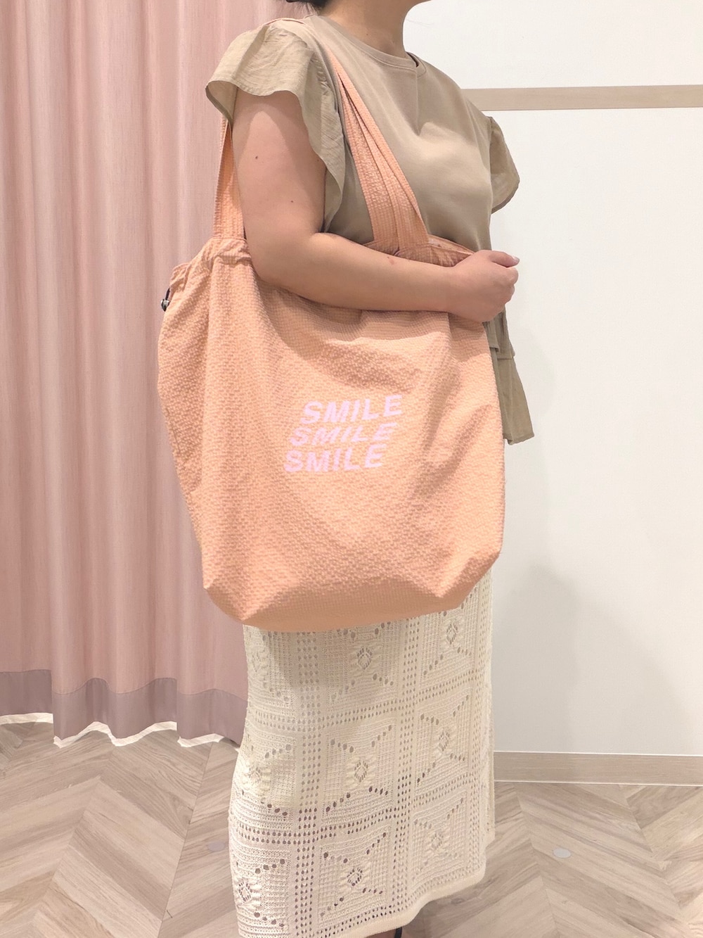イエロー系のTシャツ/カットソー、ホワイト系のスカート、ブラック系のサンダルを着用したレディースの夏コーディネートの8枚目の写真