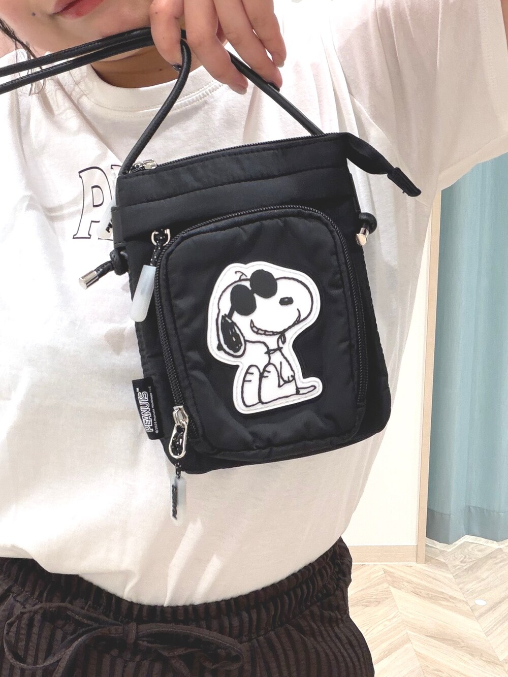 ホワイト系のTシャツ/カットソー、ブラウン系のその他パンツを着用したレディースの夏コーディネートの8枚目の写真