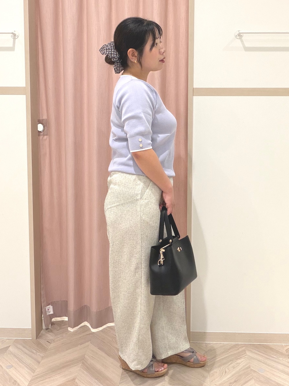 パープル系のニット/セーター、ホワイト系のその他パンツ、ブラウン系のサンダルを着用したレディースの夏コーディネートの3枚目の写真